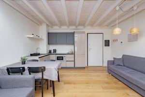 uma sala de estar com um sofá, uma mesa e uma cozinha em CityCenter em Bérgamo
