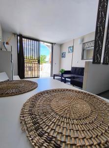 una stanza con un grande tappeto circolare sul pavimento di Studio vista oceano in Costa Adeje ad Adeje