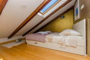 Un pat sau paturi într-o cameră la Apartment Jacuzzi Sky