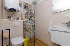 O baie la Apartment Jacuzzi Sky +22 fotografii