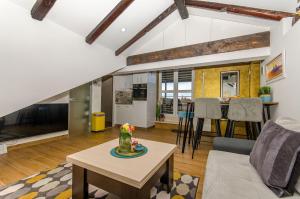 Un televizor și/sau centru de divertisment la Apartment Jacuzzi Sky