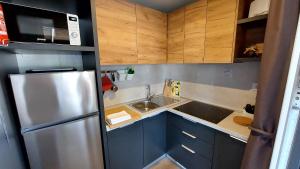 Kuchyňa alebo kuchynka v ubytovaní MOBILE HOMES SELCE - ALPE JADRAN MOBIL - 631