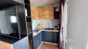 Kuchyňa alebo kuchynka v ubytovaní MOBILE HOMES SELCE - ALPE JADRAN MOBIL - 631