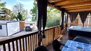 Balkón alebo terasa v ubytovaní MOBILE HOMES SELCE - ALPE JADRAN MOBIL - 631