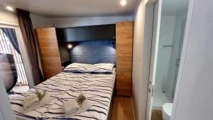 Posteľ alebo postele v izbe v ubytovaní MOBILE HOMES SELCE - ALPE JADRAN MOBIL - 631