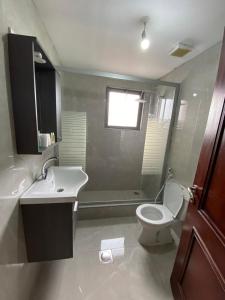 bagno con servizi igienici e lavandino di Tala bay apartments 2 bedroom ad Aqaba