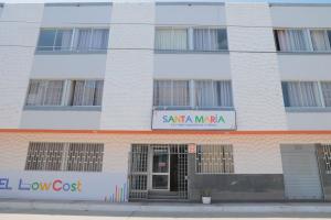 ein Gebäude mit einem Schild, das Santa Maria liest in der Unterkunft Low Cost Hoteles in Piura