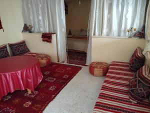 a room with a couch and a table and a window at شقة المنظر الجميل in Midelt
