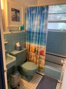 Bilik mandi di Tropical Classic Retro Florida, Private 2 bedroom Suite with Best Location +34 gambar