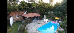 eine Luftansicht auf ein Haus und einen Pool in der Unterkunft Refúgio do Paraiso in Lucena
