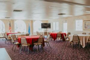 TV a/nebo společenská místnost v ubytování Carson City Plaza Hotel