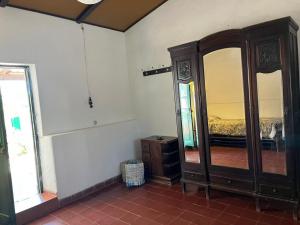 Habitación con espejo, tocador y cama en Villa Nanin en Tilcara