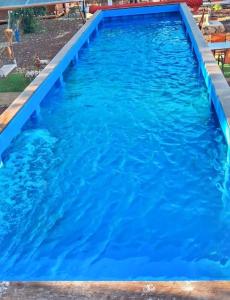 basen z niebieską wodą w obiekcie Iglú Gulliver a 6 minutos de la playa en auto w mieście Barra de Navidad