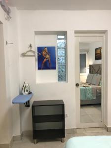 um quarto com uma cama e um espelho em Albano: Habitación completa acústica em Chosica
