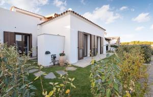 una casa blanca con un jardín delante en Villa Harmony Retreat, en Budoni