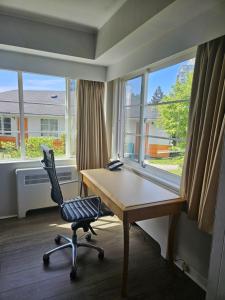 un bureau avec un bureau, une chaise et une fenêtre dans l'établissement 2400 Motel, à Vancouver