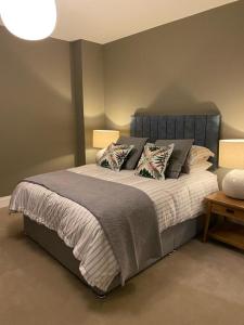 - une chambre avec un grand lit et 2 oreillers dans l'établissement Castán House - 30 minutes to Dublin Airport, à Kildare