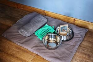 uma mesa com duas tigelas e uma toalha num guardanapo em Corncrake Cottage em Manish