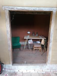 - une table, 2 chaises et une table dans une pièce dans l'établissement Deda Vinko Off Grid Cabin, à Ključ
