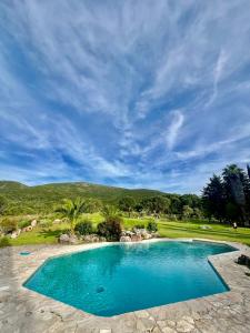 una piscina con acqua blu in un cortile di Quinta da Arrábida a Sesimbra