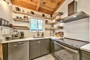 Η κουζίνα ή μικρή κουζίνα στο Külhaus Cabin - Modern A-frame BBQ Adventure