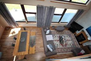 un soggiorno con un divano e un tavolo di Otter Cottage a Manish