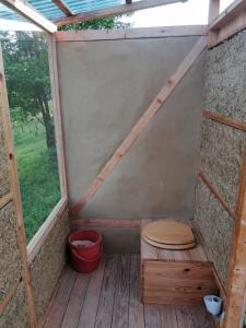 - des toilettes dans une serre avec fenêtre dans l'établissement Deda Vinko Off Grid Cabin, à Ključ