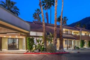 un edificio con palmeras delante en Best Western Inn at Palm Springs, en Palm Springs