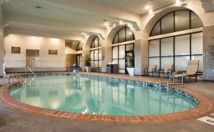 una gran piscina en un edificio con una persona caminando en él en Embassy Suites by Hilton Bloomington/Minneapolis, en Bloomington