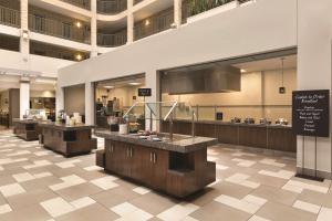 un ristorante con bancone in un grande edificio di Embassy Suites by Hilton Bloomington/Minneapolis a Bloomington