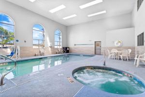 - une grande piscine dans une grande pièce avec piscine dans l'établissement SureStay Hotel by Best Western Albuquerque Midtown, à Albuquerque