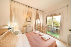 A bed or beds in a room at Sitges Beach Hostal