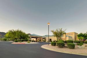 um parque de estacionamento em frente a um centro comercial em Sonesta Select Scottsdale at Mayo Clinic Campus em Scottsdale