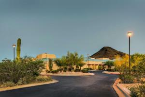 Sonesta Select Scottsdale at Mayo Clinic Campus في سكوتسديل: طريق متعرج في صحراء مع مبنى