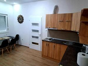 DM Apartment tesisinde mutfak veya mini mutfak