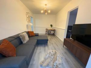 Una sala de estar con un sofá y un televisor de pantalla plana. en Pinewood Apartment, en Miercurea-Ciuc