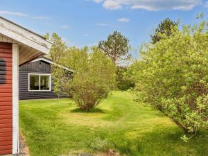 Nibeにある6 person holiday home in Nibeの木々の家の隣の庭