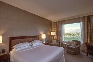 Ένα ή περισσότερα κρεβάτια σε δωμάτιο στο Sheraton Mesa Hotel at Wrigleyville West