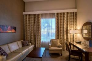 Χώρος καθιστικού στο Sheraton Mesa Hotel at Wrigleyville West
