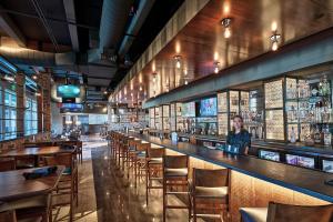 Ο χώρος του lounge ή του μπαρ στο Sheraton Mesa Hotel at Wrigleyville West