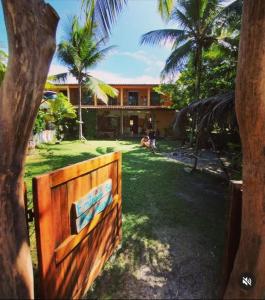 Um jardim em Casa de Hospedagem "Praia e Coqueiros"