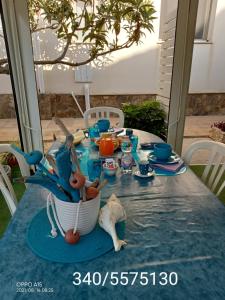 Villa Scavuzzo في ريالمونتي: طاولة عليها قماش الطاولة الزرقاء مع الطعام