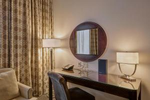 Χώρος καθιστικού στο Sheraton Mesa Hotel at Wrigleyville West
