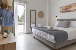 Un dormitorio con una cama grande con toallas. en Omalia Stay, en Malia