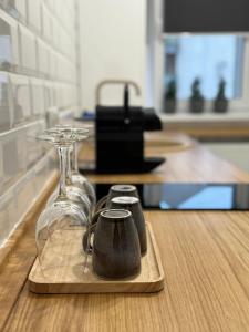 Una bandeja de madera con una copa de vino y una botella y una copa de vino. en Pinewood Apartment, en Miercurea-Ciuc 6 fotos más