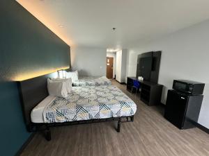 Habitación de hotel con cama y TV en Motel 6-Lebec, CA, en Lebec