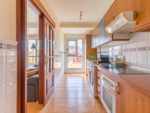 una cucina con lavandino e lavastoviglie di Casa Maresía Penthouse - Pool & Beach a Sardina
