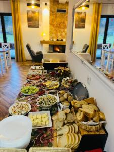 einen Tisch mit vielen verschiedenen Arten von Lebensmitteln in der Unterkunft Karkonoskie Widoki Apartamenty in Karpacz