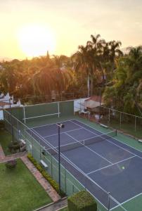 una vista aérea de una pista de tenis en Bed & Tennis - Vista Hermosa, en Cuernavaca