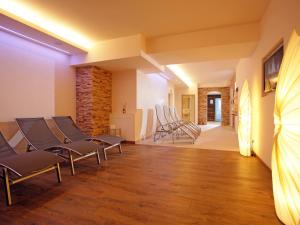 a waiting room with chairs and a table at Ferienhaus Gartentraum in Itter